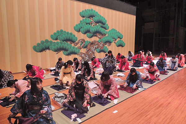 共立第二_「和躾の日（日本文化講座）」の装道は、高３では「着物と袴の着付」に発展