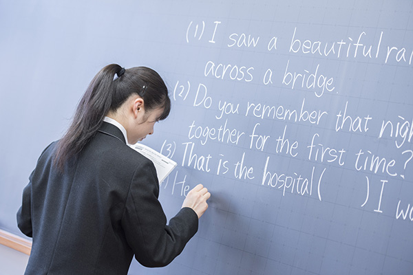 共立第二_きれいな字で黒板に英文を書いていく生徒