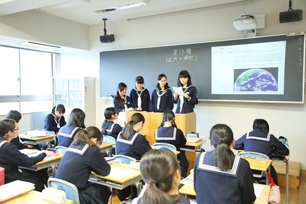 共立女子中学校_発表には電子黒板とタブレットも活用