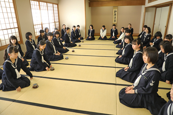 共立女子中学校_普段は元気いっぱいな生徒たちも、礼法室では粛然として