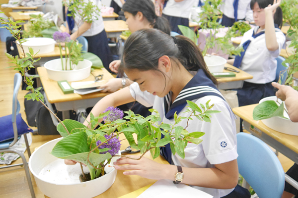 国府台女子学院中学校_「華道講座」で。家でも花を活ける生徒が少なくないとか