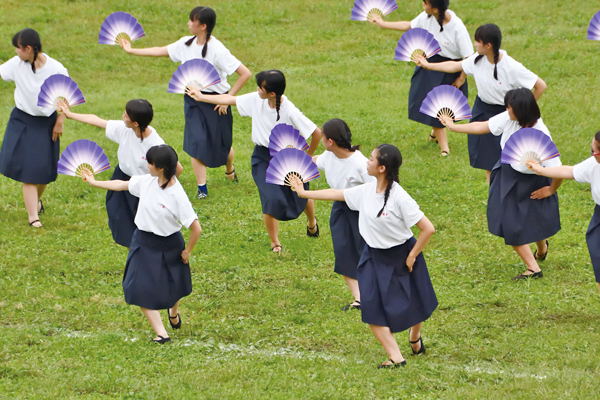 国府台女子学院中学校_高校の体育祭。高３が踊る伝統のダンス「荒城の月」