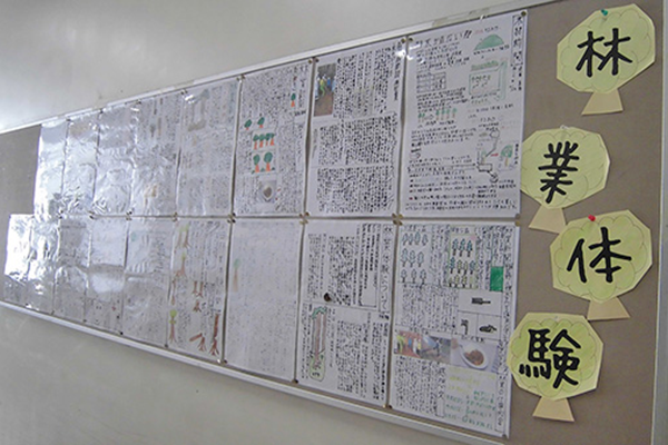 日本学園_校内には生徒たちが制作した壁新聞が！