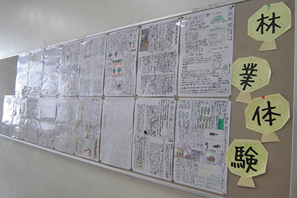 日本学園_校内には生徒たちが制作した壁新聞が!