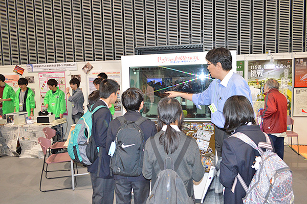ニ松學舍柏_「都市の教室」の一環として科学技術振興機構が主催する「サイエンスアゴラ」に訪問。