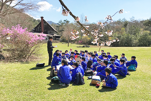 世田谷学園_入学直後に行われる中１のオリエンテーションで