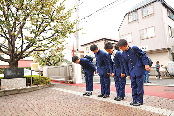 世田谷学園_登下校時、生徒たちは校門のところで学舎にお辞儀をする