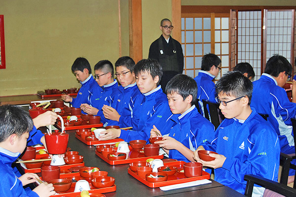 世田谷学園_永平寺の厳かな雰囲気のなかで、精進料理をいただく