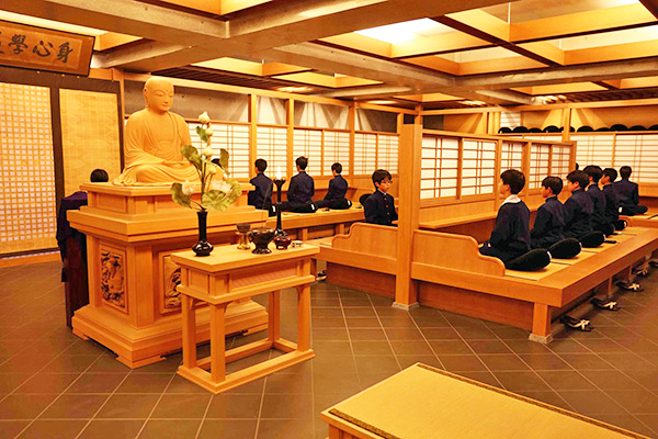 世田谷学園_禅堂で坐禅を組む生徒たち
