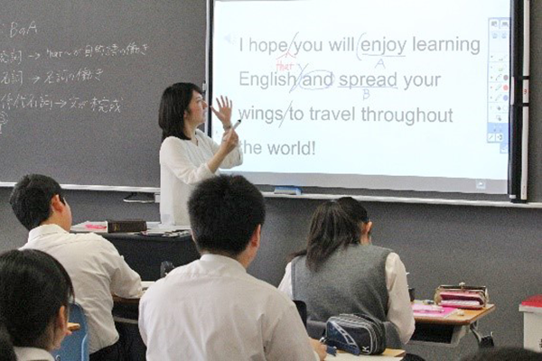 昭和学院中学校_授業では電子黒板も活用