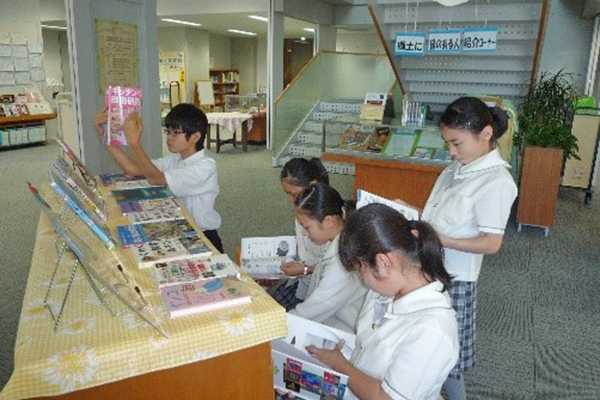 昭和学院中学校_メディアセンター(図書室)で調べ学習