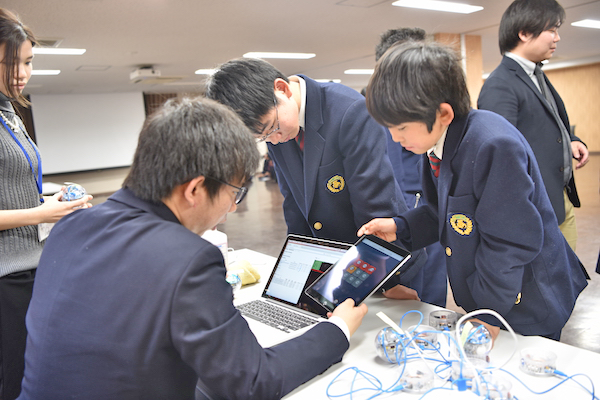 聖徳学園中学校_活気あるICTの授業風景。