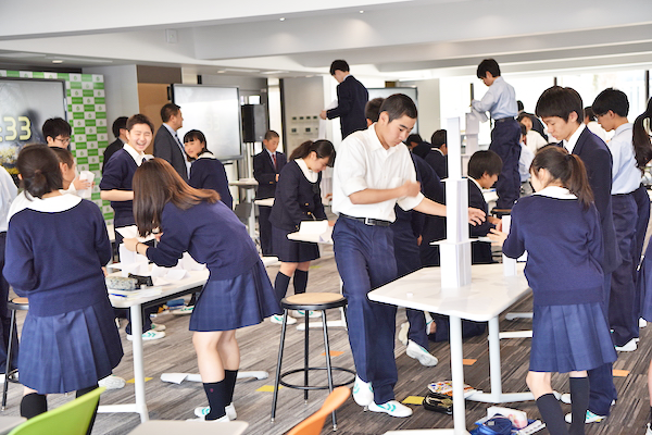 聖徳学園中学校_工夫を凝らしてぺーパータワーを作ります。