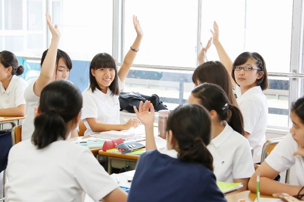桐朋女子_授業では、生徒たちの発言が活発に飛び交う