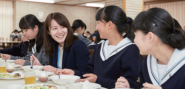 取手聖徳女子_食堂（じきどう）で行われる会食