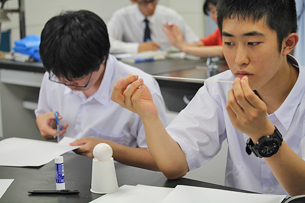 足立学園_課題探究で行われた「エッグドロップ®」