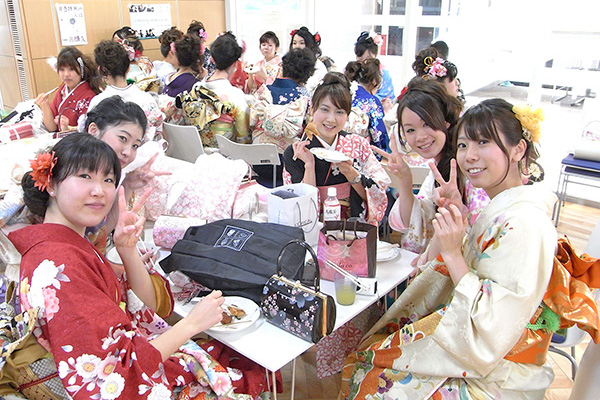 文京学院女子_毎年「成人を祝う会」には多くの卒業生が集います。