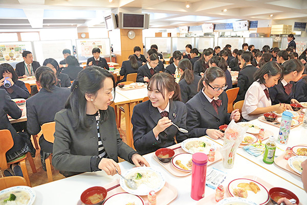 文京学院女子_食育の観点からも大きな意味を持つ給食は生徒たちにとっても楽しみのひとつ。