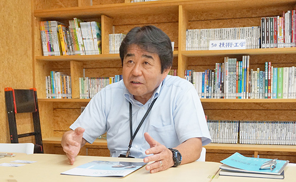 武南_お話を伺った、中学校長の小松正明先生