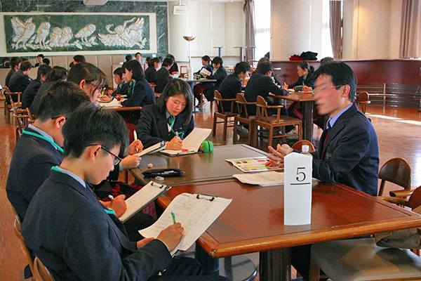 西武文理_職業研究に取り組む中1生たち