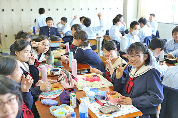葉日本大学第一中学校_ランチルームも使えるが、友達と一緒のお弁当も楽しい
