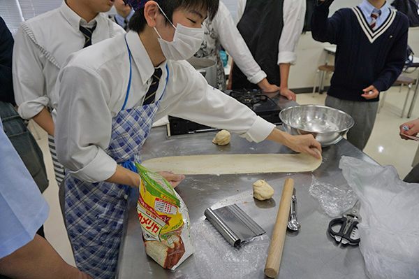 東京電機_ラーメンの麺やスープ作りにも挑戦