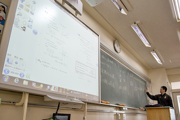 東京電機_電子黒板に生徒の答えを映して解説することも