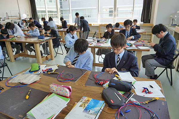 東京電機_話し合いや手を動かす授業も多い