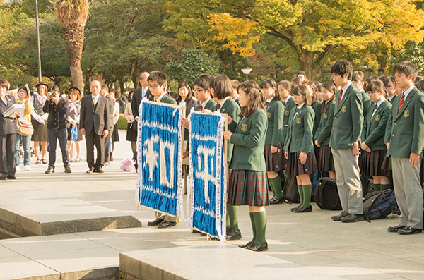 江戸川取手_中３の修学旅行で。広島平和公園で、折り鶴の「平和」を献納