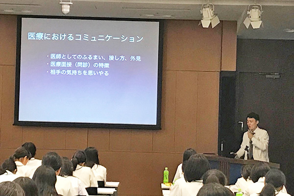 江戸川取手_同校の卒業生でもある山藤先生(右)の講演を聴く