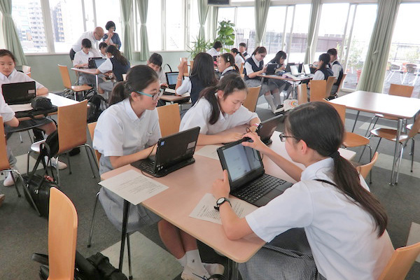 富士見丘_1人1台の2in1タイプのPCを活用して、ICT教育も積極的に取り組んでいます。