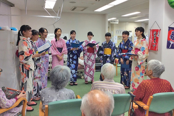 富士見丘_合唱部の生徒たちは高齢者サービスセンターのお祭りに参加し、利用者の方々と温かく交流しました。