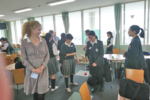 富士見丘_オーストラリアの姉妹校の生徒たちが来校。校内でも国際交流の機会が豊富にあります。