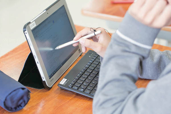 八王子学園_一人1台のタブレットを持ちますが、自らの手でノートを書くことも大切にしています。