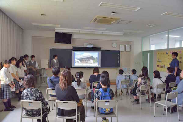 八王子学園_文化祭での発表風景。食い入るように話にのめりこむ受験生の姿も印象的です。