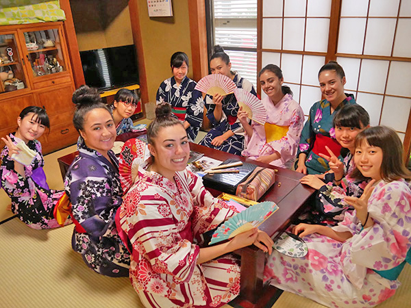 自修館_交換留学でやってきたニュージーランドの仲間と一緒に