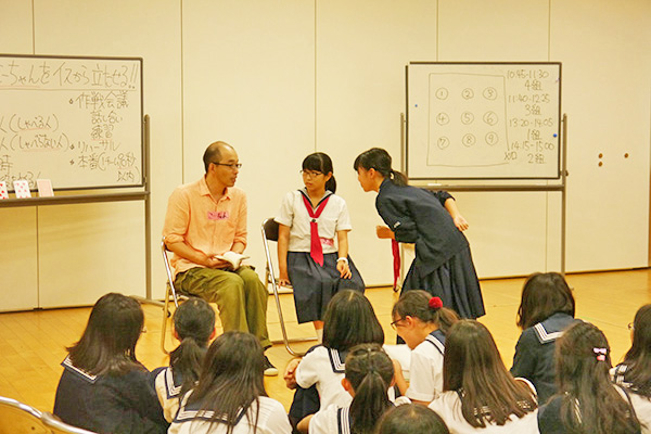 女子聖学院_演劇ワークショップでは、外部の大人の方とのコミュニケーションのとり方を学ぶ