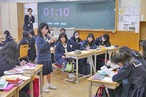 女子聖学院_白熱する中３のディベートの様子