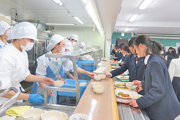 東京家政_中学生は、ラインチルームで全員一緒に給食