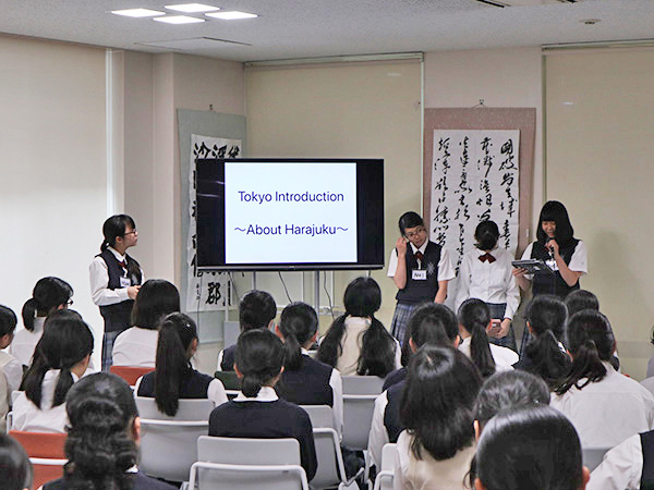 麹町学園女子_英語でプレゼンする生徒