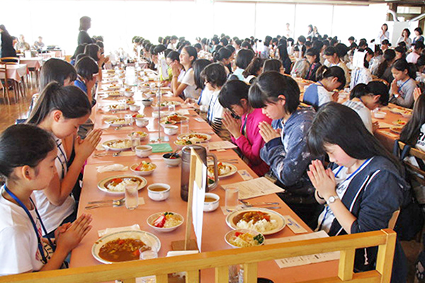 晃華学園_オリエンテーション合宿での食事風景