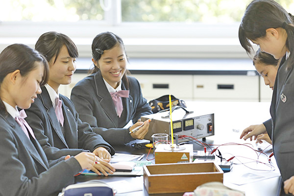 共立女子第二_体験重視の理科では、中学3年間で100もの実験を行う