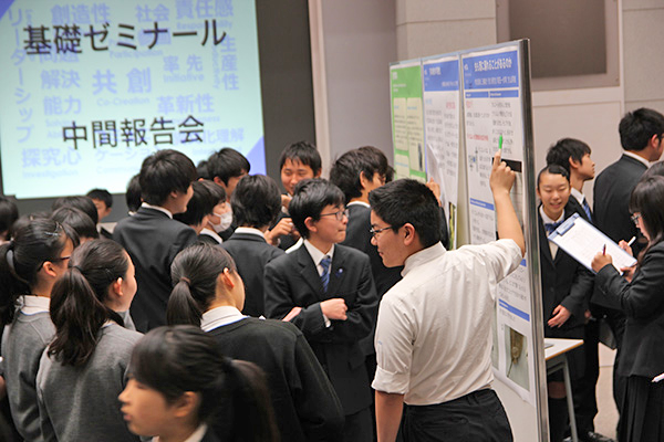 三田国際_基礎ゼミ中間報告会でのポスターセッション