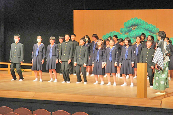 森村学園_中2の芸術鑑賞は恒例の狂言教室