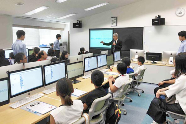 武蔵野_マルチメディア教室でのプログラミングの授業