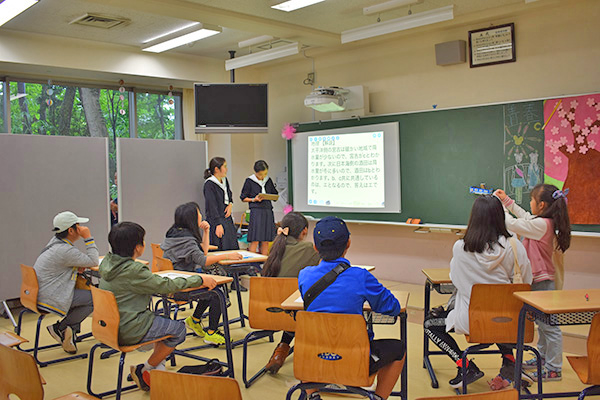武蔵野大学中学校_文化祭で、来校者に普段の授業の様子を解説する生徒たち