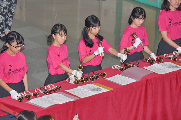 桜美林_部活も盛ん。上はハンドベル部