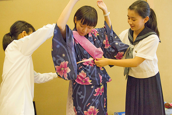 大妻中野_高2の「家庭総合」では着物の着付も体験!