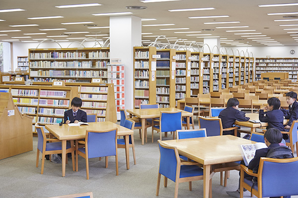 立教新座_16万5000冊を超える蔵書を誇る図書館。１日に約300名の生徒が利用している