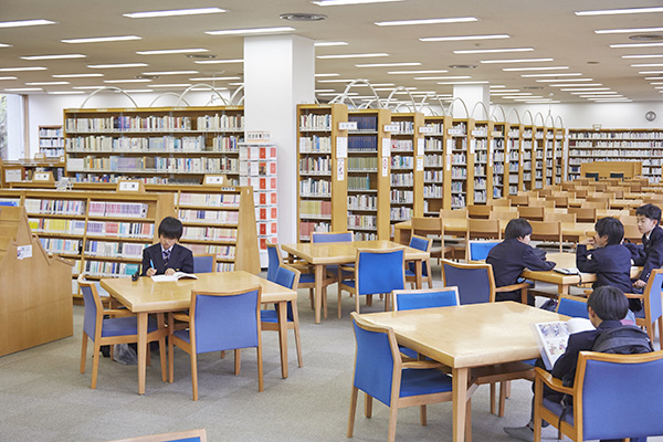 立教新座_16万5000冊を超える蔵書を誇る図書館。1日に約300名の生徒が利用している